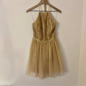 d’Devine Juniors A-Line Halter Lace and Tulle Gold Dress size Medium NWOT